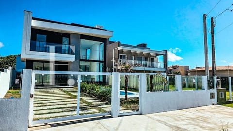 Casa com 197m², 4 dormitórios, 3 suítes, 2 vagas, no bairro Arpoador em Xangri-Lá