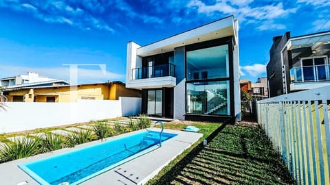 Casa com 197m², 4 dormitórios, 3 suítes, 2 vagas, no bairro Arpoador em Xangri-Lá