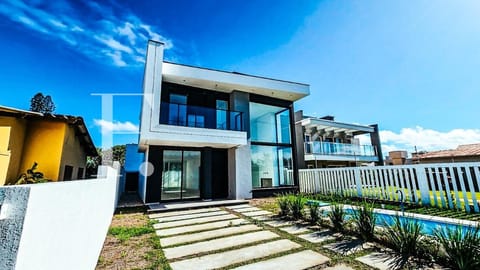 Casa com 197m², 4 dormitórios, 3 suítes, 2 vagas, no bairro Arpoador em Xangri-Lá
