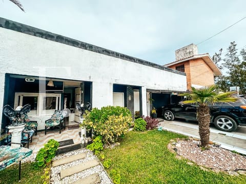 Casa com 265m², 4 dormitórios, 2 vagas, no bairro Centro em Xangri-Lá