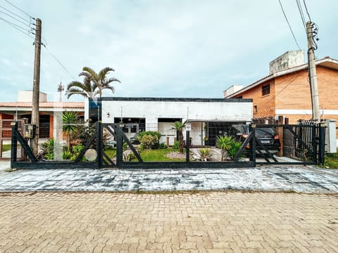 Casa com 265m², 4 dormitórios, 2 vagas, no bairro Centro em Xangri-Lá