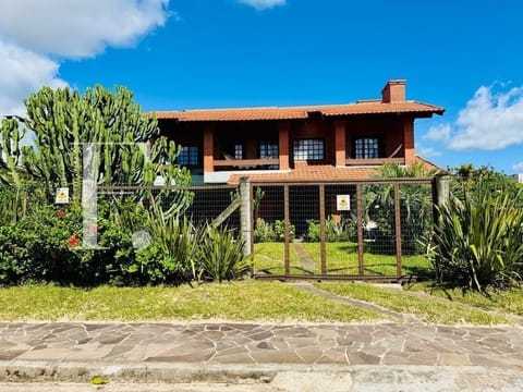 Casa com 267m², 5 dormitórios, 1 suíte, 3 vagas, no bairro Praia Maristela em Xangri-Lá