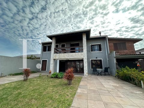 Casa com 250m², 5 dormitórios, 4 suítes, 4 vagas, no bairro Rainha do Mar em Xangri-Lá