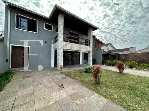 Casa com 250m², 5 dormitórios, 4 suítes, 4 vagas, no bairro Rainha do Mar em Xangri-Lá