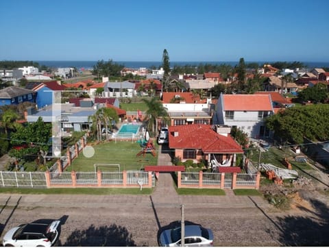 Casa com 159m², 3 dormitórios, 6 vagas, no bairro Arpoador em Xangri-Lá