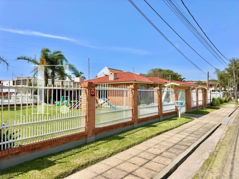 Casa com 159m², 3 dormitórios, 6 vagas, no bairro Arpoador em Xangri-Lá