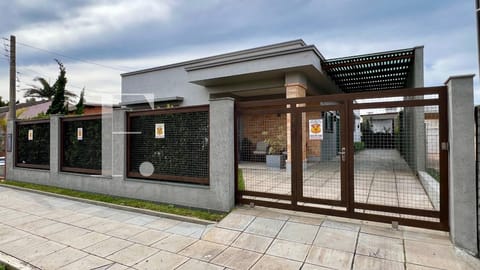 Casa com 197m², 4 dormitórios, 2 suítes, 2 vagas, no bairro Centro em Xangri-Lá