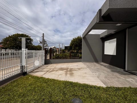 Casa com 90m², 3 dormitórios, 1 suíte, 2 vagas, no bairro Rainha do Mar em Xangri-Lá