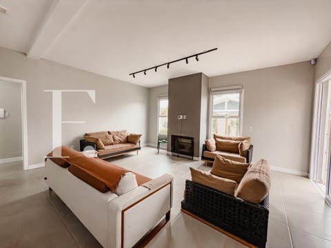 Casa com 140m², 3 dormitórios, 3 suítes, 2 vagas, no bairro Rainha do Mar em Xangri-Lá