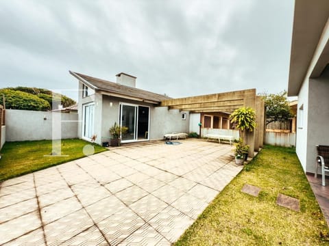 Casa com 140m², 3 dormitórios, 3 suítes, 2 vagas, no bairro Rainha do Mar em Xangri-Lá