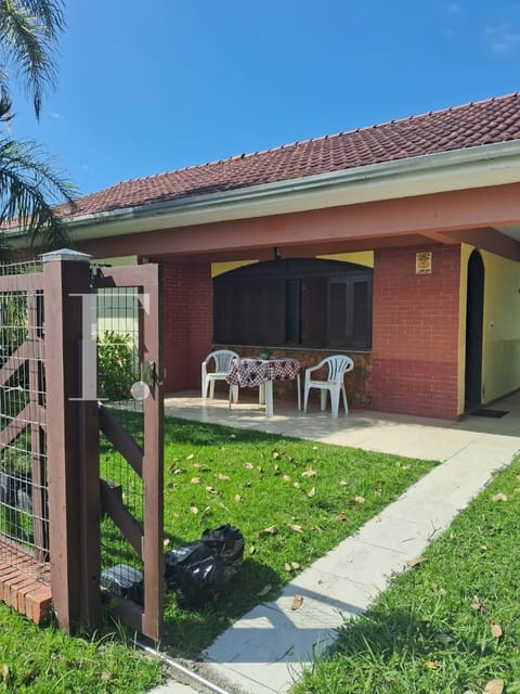Casa com 143m², 3 dormitórios, 1 suíte, 2 vagas, no bairro Centro em Xangri-Lá