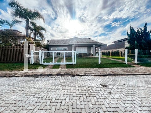 Casa com 163m², 3 dormitórios, 1 suíte, 1 vaga, no bairro Atlântida em Xangri-Lá