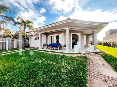 Casa com 163m², 3 dormitórios, 1 suíte, 1 vaga, no bairro Atlântida em Xangri-Lá