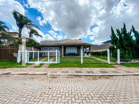Casa com 163m², 3 dormitórios, 1 suíte, 1 vaga, no bairro Atlântida em Xangri-Lá
