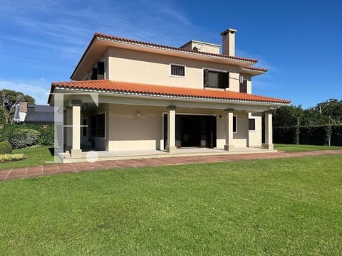 Casa com 306m², 5 dormitórios, 1 suíte, no bairro Atlântida em Xangri-Lá
