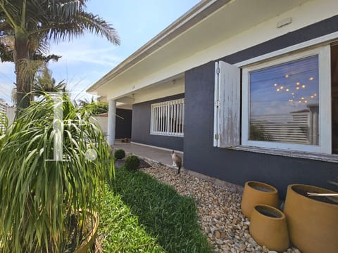 Casa com 150m², 4 dormitórios, 1 suíte, 5 vagas, no bairro Centro em Xangri-Lá