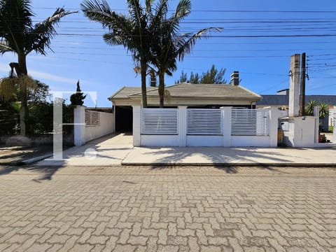 Casa com 150m², 4 dormitórios, 1 suíte, 5 vagas, no bairro Centro em Xangri-Lá