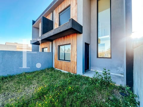 Casa com 120m², 3 dormitórios, 2 suítes, 1 vaga, no bairro Noiva do Mar em Xangri-Lá