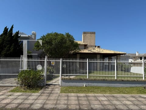 Casa com 290m², 5 dormitórios, 3 suítes, 4 vagas, no bairro Atlântida em Xangri-Lá