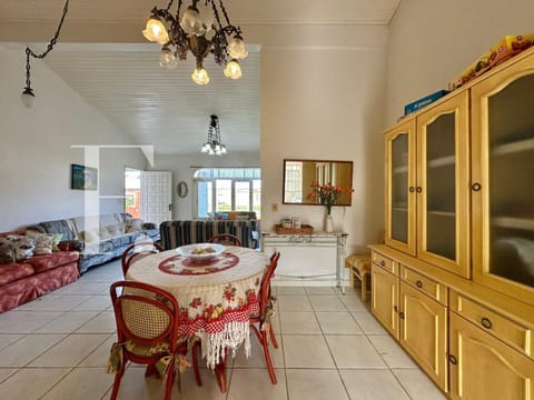 Casa com 112m², 3 dormitórios, 1 suíte, 2 vagas, no bairro Centro em Xangri-Lá