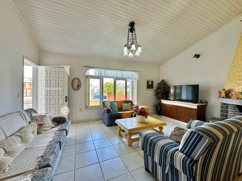 Casa com 112m², 3 dormitórios, 1 suíte, 2 vagas, no bairro Centro em Xangri-Lá