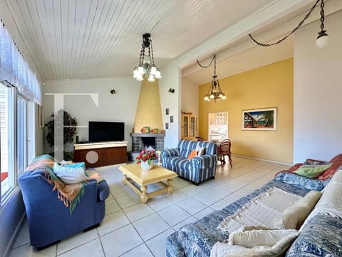 Casa com 112m², 3 dormitórios, 1 suíte, 2 vagas, no bairro Centro em Xangri-Lá