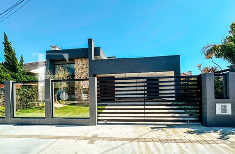 Casa com 165m², 3 dormitórios, 3 suítes, 2 vagas, no bairro Noiva do Mar em Xangri-Lá