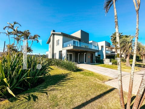 Sobrado com 224m², 3 dormitórios, 2 suítes, 2 vagas, Acqualina em Xangri-Lá