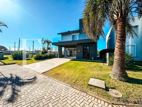 Sobrado com 224m², 3 dormitórios, 2 suítes, 2 vagas, Acqualina em Xangri-Lá