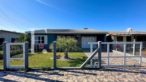 Casa com 142m², 3 dormitórios, 2 vagas, no bairro Rainha do Mar em Xangri-Lá
