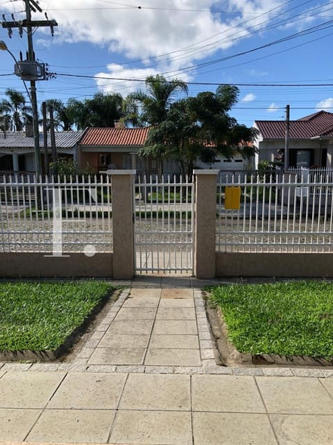 Casa com 180m², 4 dormitórios, 1 suíte, 3 vagas, no bairro Centro em Xangri-Lá