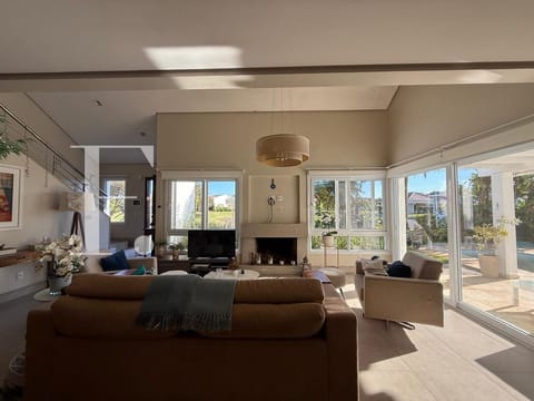 Sobrado com 178m², 4 dormitórios, 4 suítes, 2 vagas, Green Village Golf Club em Xangri-Lá