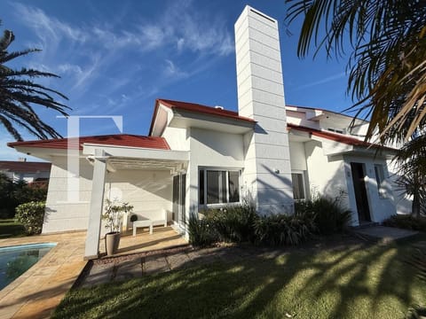 Sobrado com 178m², 4 dormitórios, 4 suítes, 2 vagas, Green Village Golf Club em Xangri-Lá