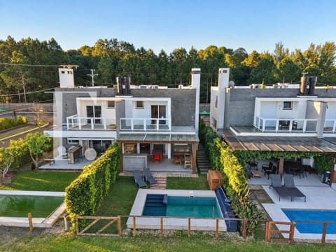 Sobrado com 240m², 4 dormitórios, 4 suítes, 2 vagas, Rossi Atlântida em Xangri-Lá