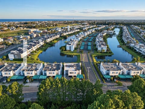 Sobrado com 240m², 4 dormitórios, 4 suítes, 2 vagas, Rossi Atlântida em Xangri-Lá