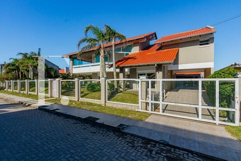 Casa com 482m², 4 dormitórios, 4 suítes, 5 vagas, no bairro Centro em Xangri-Lá