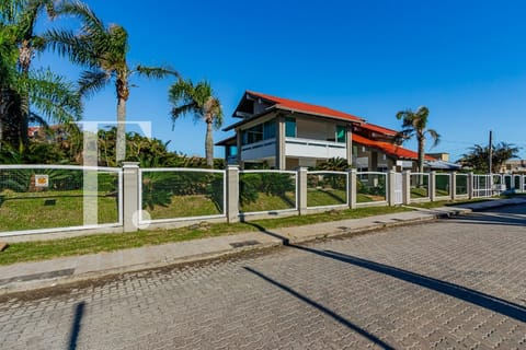 Casa com 482m², 4 dormitórios, 4 suítes, 5 vagas, no bairro Centro em Xangri-Lá