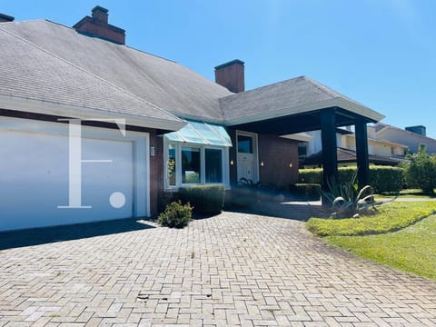 Casa Condomínio com 475m², 5 dormitórios, 4 suítes, 4 vagas, Atlântida Lagos Park em Xangri-Lá