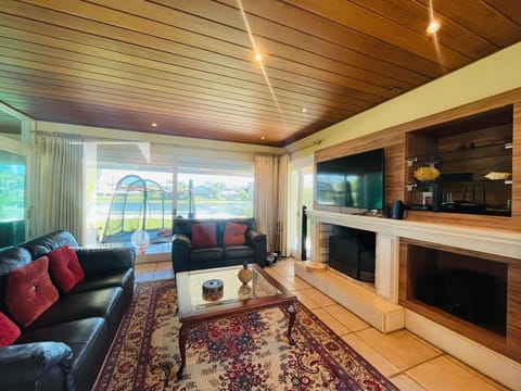 Casa Condomínio com 475m², 5 dormitórios, 4 suítes, 4 vagas, Atlântida Lagos Park em Xangri-Lá