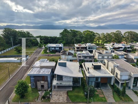Sobrado com 399m², 5 dormitórios, 5 suítes, 2 vagas, Velas da Marina em Capão da Canoa