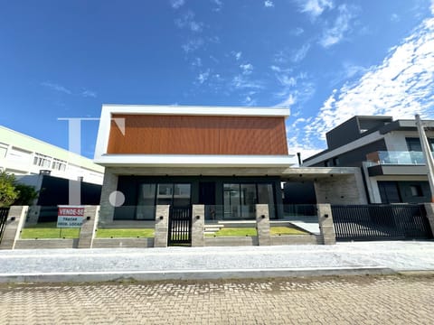 Casa com 250m², 4 dormitórios, 4 suítes, 2 vagas, no bairro Atlântida em Xangri-Lá