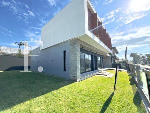 Casa com 250m², 4 dormitórios, 4 suítes, 2 vagas, no bairro Atlântida em Xangri-Lá