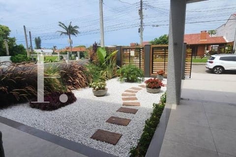 Casa com 208m², 4 dormitórios, 4 suítes, 2 vagas, no bairro Centro em Xangri-Lá