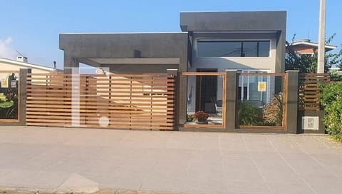 Casa com 208m², 4 dormitórios, 4 suítes, 2 vagas, no bairro Centro em Xangri-Lá