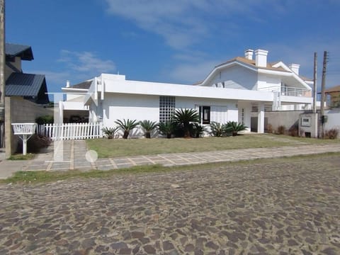 Casa com 229m², 4 dormitórios, 4 suítes, 2 vagas, no bairro Atlântida em Xangri-Lá