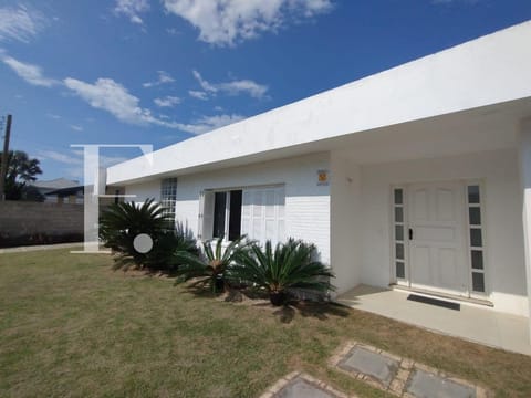 Casa com 229m², 4 dormitórios, 4 suítes, 2 vagas, no bairro Atlântida em Xangri-Lá
