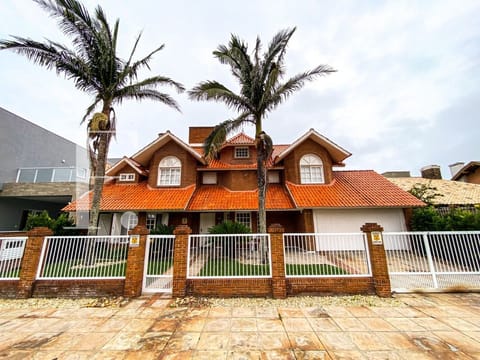 Casa com 287m², 5 dormitórios, 5 suítes, 2 vagas, no bairro Atlântida em Xangri-Lá