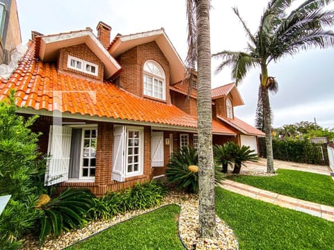 Casa com 287m², 5 dormitórios, 5 suítes, 2 vagas, no bairro Atlântida em Xangri-Lá