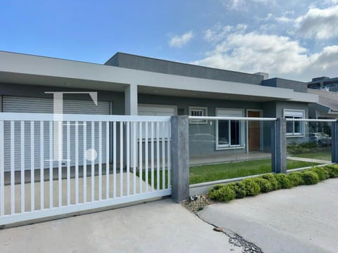 Casa com 187m², 4 dormitórios, 4 suítes, 2 vagas, no bairro Atlântida em Xangri-Lá