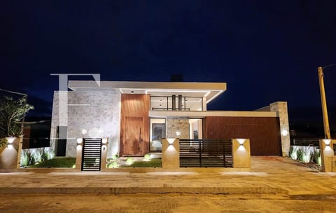 Casa com 260m², 4 dormitórios, 4 suítes, 2 vagas, no bairro Atlântida em Xangri-Lá